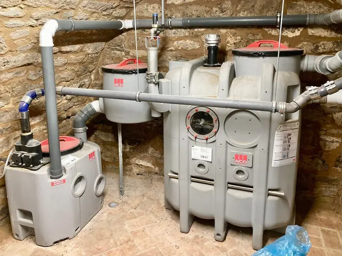 A grease separator and wastewater lifting station in a cellar