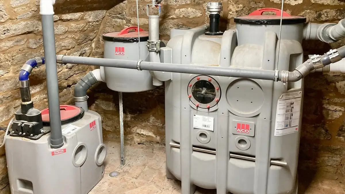 A grease separator and wastewater lifting station in a cellar