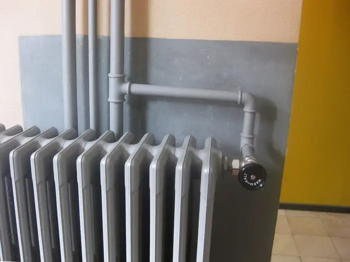 A column radiator with its valve and pipework