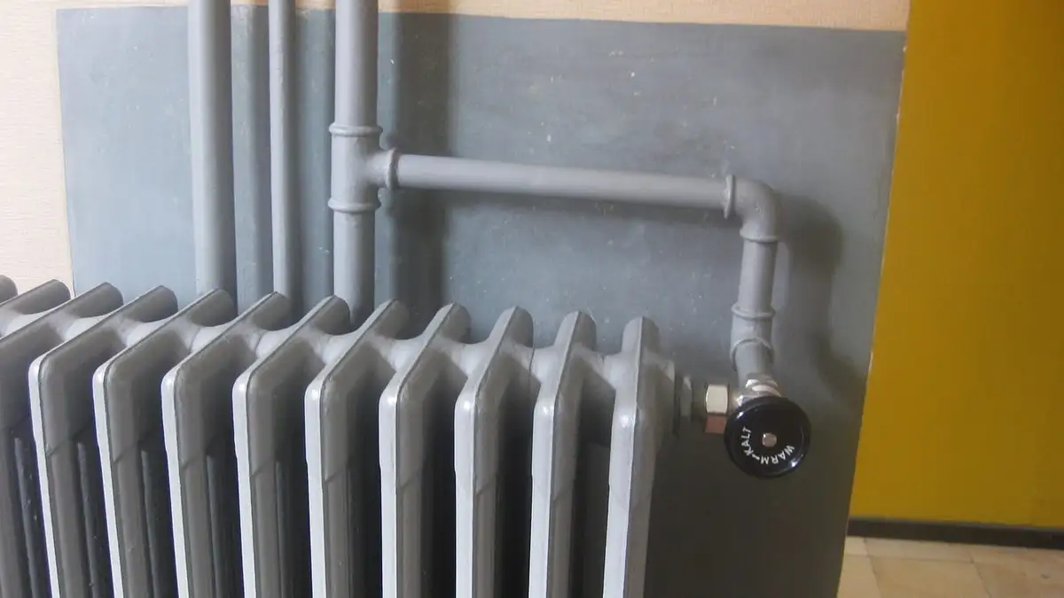 A column radiator with its valve and pipework
