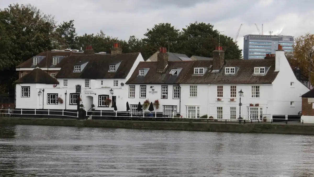 The Bull's Head and riverside cottages at Strand on the Green, Chiswick, west London